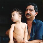 Chico Mendes com o filho, Sandino. Foto tirada 5 semanas antes de seu assassinato. Foto: Miranda Smith, Miranda Productions, Inc.