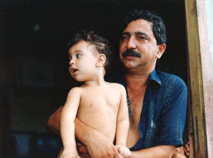 Chico Mendes com o filho, Sandino. Foto tirada 5 semanas antes de seu assassinato. Foto: Miranda Smith, Miranda Productions, Inc.