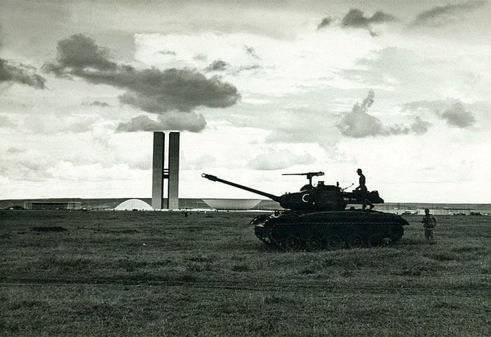 Blindado interrompe a visão do Congresso. Ditadura Militar iniciada com o Golpe de 1964 durou 21 anos.