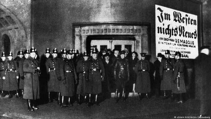 Os nazistas causaram um alvoroço na estréia do filme. A polícia foi chamada para garantir a segurança no cinema.