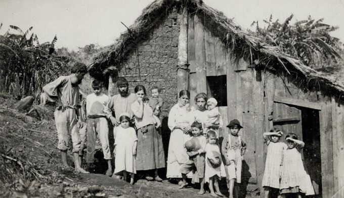 Habitação típica das populações rurais, com paredes de barro e cobertura de capim ou palha, conhecia como cafua. Doença de Chagas em foco.