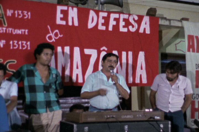 Chico Mendes defende a floresta amazônica, em Tucuruí, em documentário de Cowel. Fonte: Base Search COC Fiocruz.
