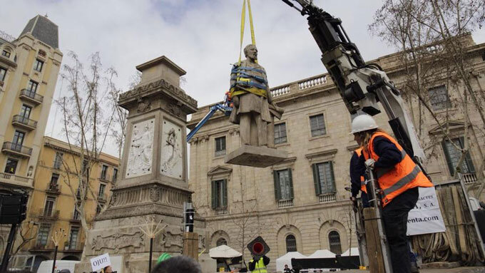 Retirada da escultura de Antonio López, primeiro Marquês de Comillas. Foto: Twitter / Ayuntamiento de Barcelona.