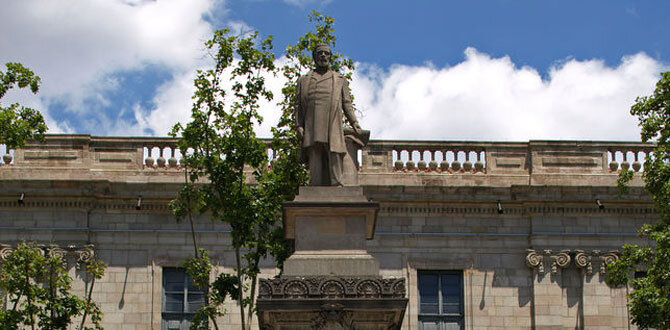 Estátua de Antonio López, em Barcelona. Wikipedia Commons.