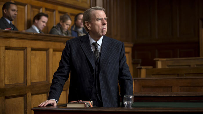 O ator Timothy Spall interpreta o escritor negacionista David Irving no excelente "Negação", disponível no Netflix. O filme fala do embate jurídico nos anos 1990 entre Irving e a historiadora Deborah Lipstadt.