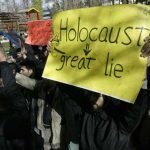 "Holocausto: a grande mentira". Cartaz em manifestação de rua. Fonte: Museu do Holocausto de Washington.