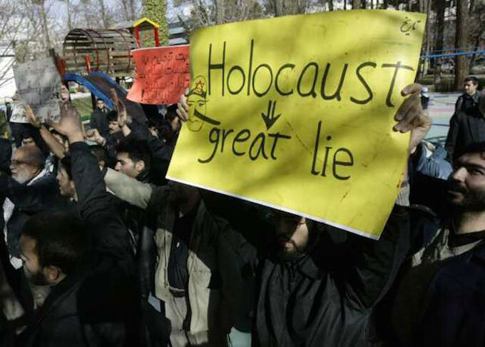 "Holocausto: a grande mentira". Cartaz em manifestação de rua. Fonte: Museu do Holocausto de Washington.