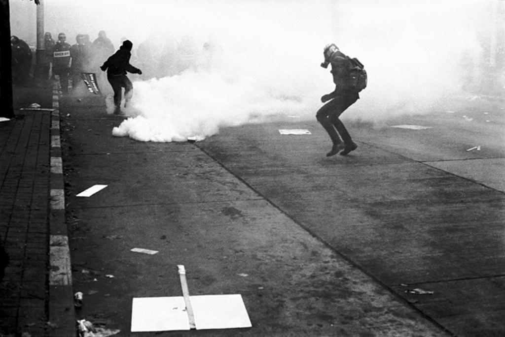 Black Blocs enfrentam a tropa de choque nas ruas de Seattle em 1999. Foto: Jnarrin