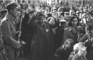 Judeus de Budapeste, na Hungary, Outubro de 1944. Fonte: Bundesarchiv