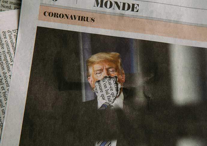 Presidente Donald Trump em jornal. No lugar da boca, um rasgo.