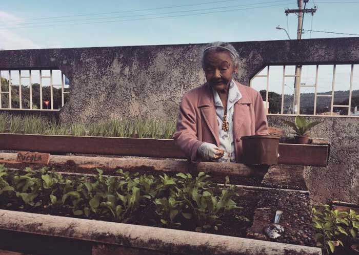 Idosa planta sementes em horta do Lar dos Velhinhos Bezerra de Menezes.