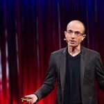 Yuval Noah Harari durante palestra no TED