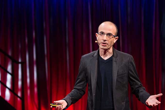 Yuval Noah Harari durante palestra no TED