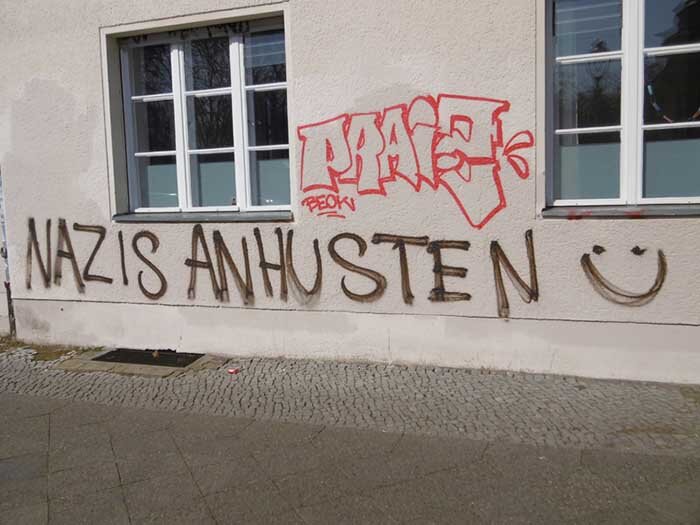 Na parede de uma casa na Großgörschenstraße 28, em Berlim, um grafite diz algo como "tussa na cara dos nazistas". Foto: Barbara Push