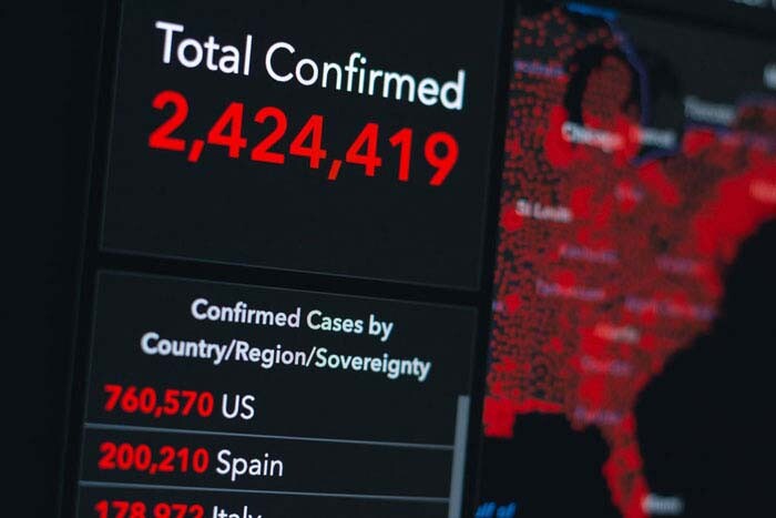 Painel com mapas de Resultados da pesquisa da Universidade Johns Hopkins