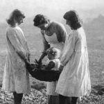 Três mulheres e um bebê durante a Primeira Guerra Mundial.