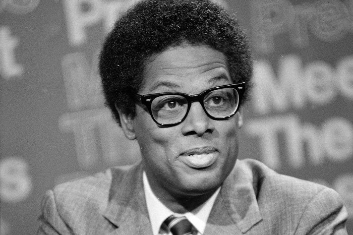 O economista liberal Thomas Sowell na década de 1970