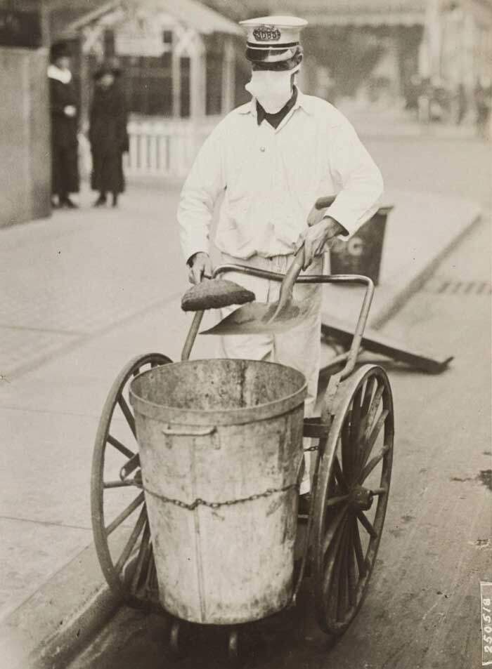 Limpador de rua usando a mascara da gripe, 1918.