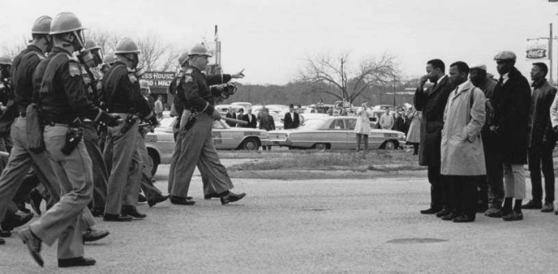 Momento em que o aviso de dois minutos é dado pela polícia. Selma, 1993. Foto: National Archives, Identificador: 16899041