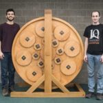 Ian Kurtz e Reese Salen (na foto) construíram a roda de livros com os colegas estudantes de engenharia da RIT Matt Nygren e Maher Abdelkawi. Foto: Cortesia de Mireya Salinas.