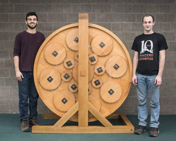 Ian Kurtz e Reese Salen (na foto) construíram a roda de livros com os colegas estudantes de engenharia da RIT Matt Nygren e Maher Abdelkawi. Foto: Cortesia de Mireya Salinas.