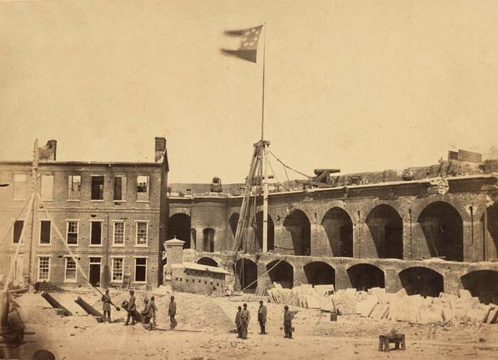 Bandeira Confederada tremulando no Fort Sumter. Foto: Ama A. Pelo, Wikipedia.