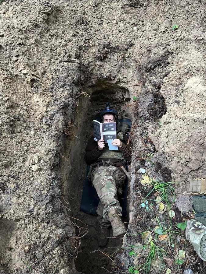 Historiador conhece soldado ucraniano que foi fotografado lendo seu livro em trincheira 2