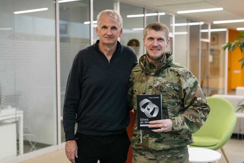 Historiador conhece soldado ucraniano que foi fotografado lendo seu livro em trincheira 1