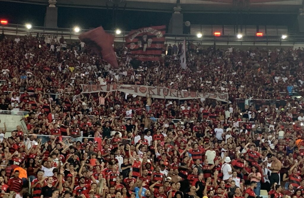Torcedores do Flamengo exibem faixa execrando torturadores da ditadura militar 2