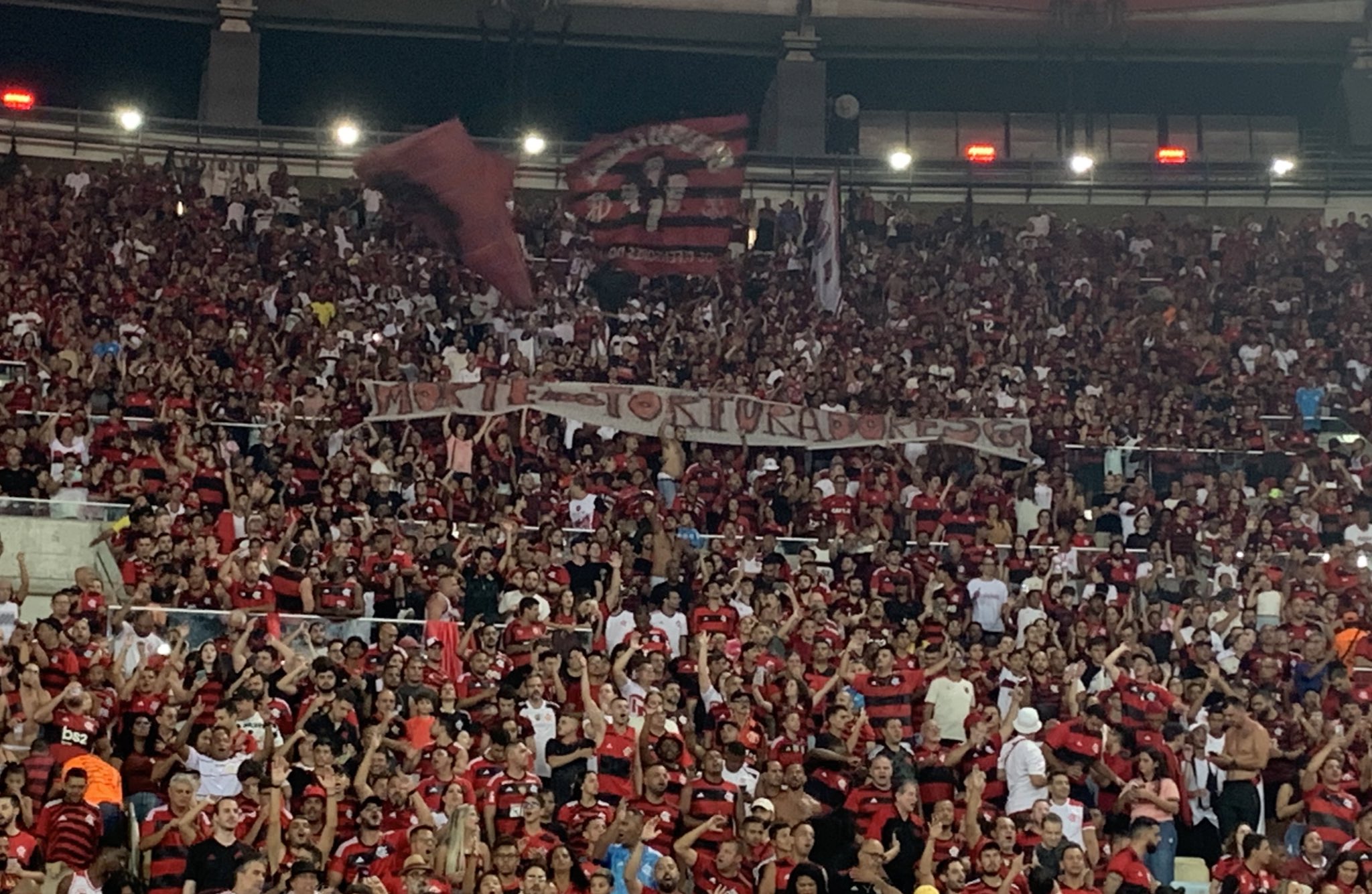 Torcedores do Flamengo exibem faixa execrando torturadores da ditadura militar 1