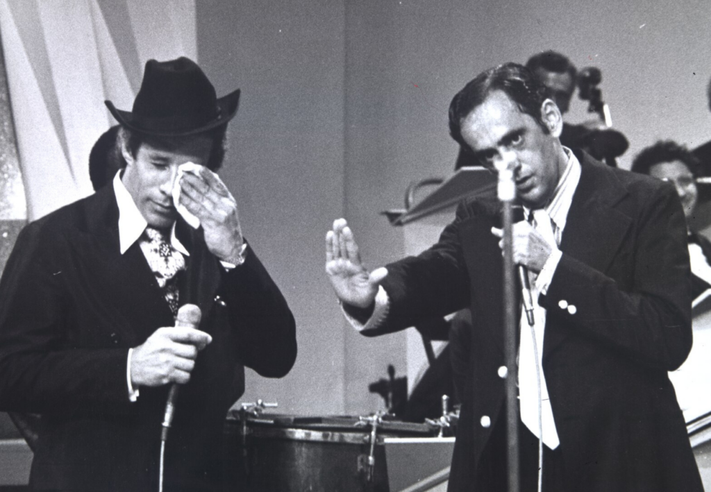 O que a “música brega” pode nos ensinar sobre a ditadura militar no Brasil? 4 Dois ícones da chamada "música brega" aparecem em foto em preto e branco: Waldick Soriano (à esquerda), na década de 70, com Flávio Cavalcanti.