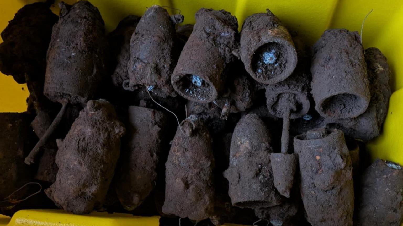 Quase 200 bombas da Segunda Guerra Mundial são encontradas em área de parque infantil na Inglaterra 1